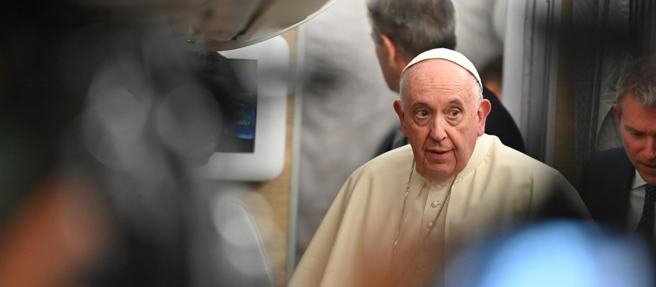 El Papa Francisco en el vuelo de regreso a Roma tras su viaje a Canadá