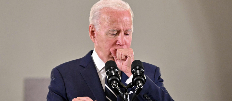 En esta foto de archivo tomada el 15 de julio de 2022, el presidente de los Estados Unidos, Joe Biden, tose