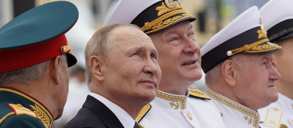 Putin durante el desfile naval