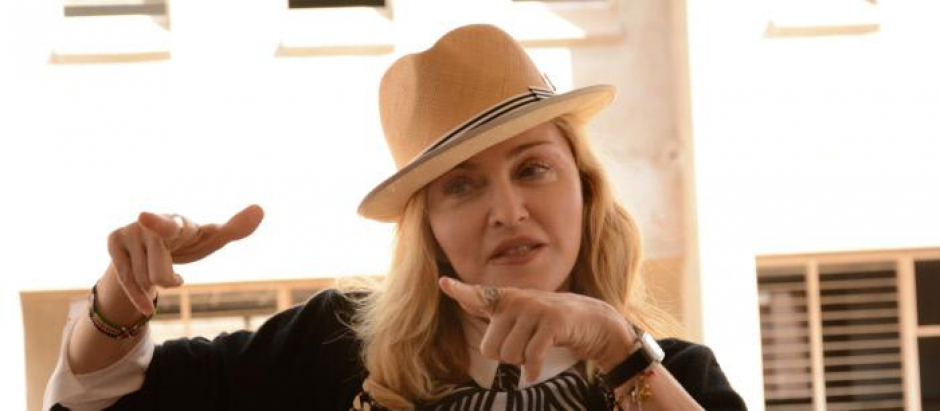 La cantante Madonna con un precioso sombrero panamá