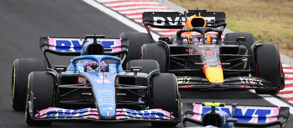 Ocon, en primer plano, con Alonso y Verstappen detrás