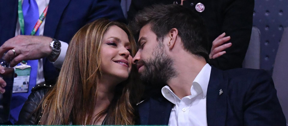 La cantante Shakira y Gerard Piqué se besan durante la final de la Copa Davis 2019