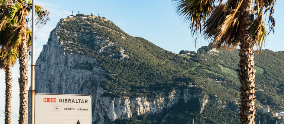 Una vista del peñón de Gibraltar desde la vecina ciudad española de La Línea, España