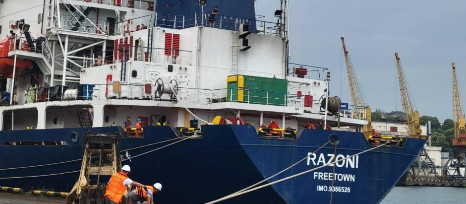 El carguero 'Razoni', lleno de 26.000 toneladas de grano