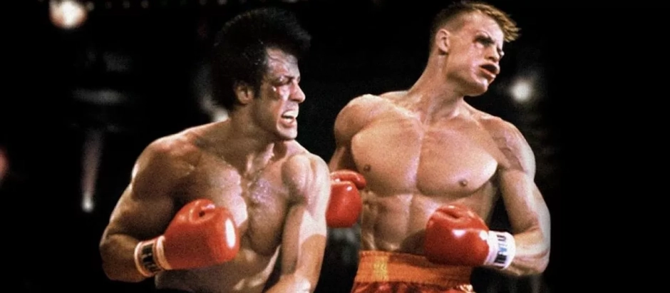 Sylvester Stallone golpea como Rocky a Ivan Drago (Dolph Lundgren) en <i>Rocky IV</i>