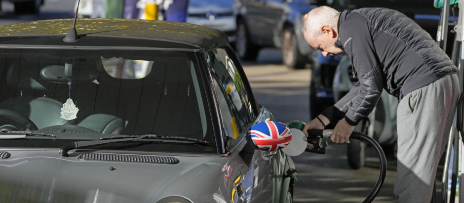 Un hombre reposta en una gasolinera en Londres, Reino Unido