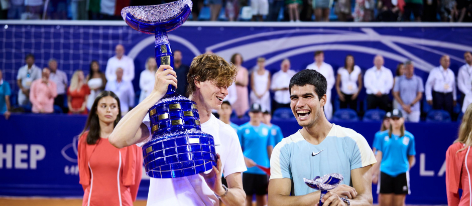 Alcaraz y Sinner en la ceremonia de trofeos del ATP Umag 250
