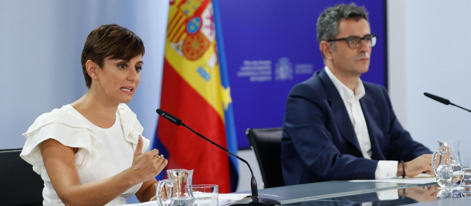La ministra de Política Territorial y portavoz del Gobierno, Isabel Rodríguez, y el ministro de Presidencia, Félix Bolaños