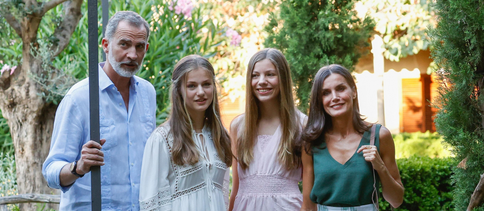 El Rey Felipe VI, la Reina Letizia y sus hijas, la Infanta Sofía y la Princesa Leonor en la Cartuja de Valldemossa
