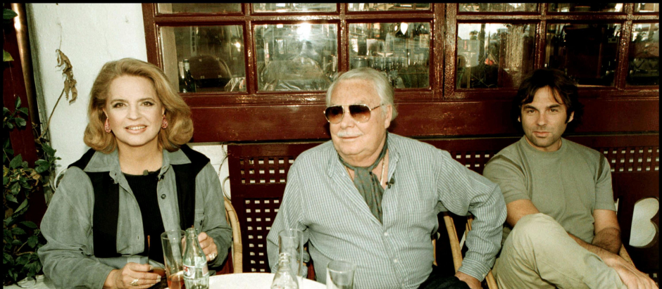 Ira de Furstenberg , Alfonso de Hohenlohe y su hijo Hubertus en un restaurante de Marbella