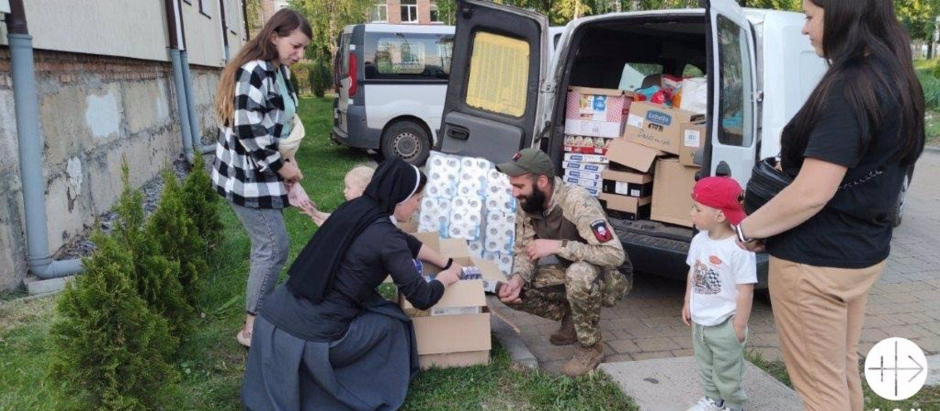 02/08/2022 Una religiosa en Ucrania junto a desplazados reciben paquetes de ayuda.
SOCIEDAD
ACN