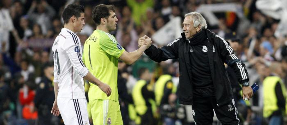 Villiam Vecchi saluda a Iker Casillas tras un partido del Real Madrid en 2015