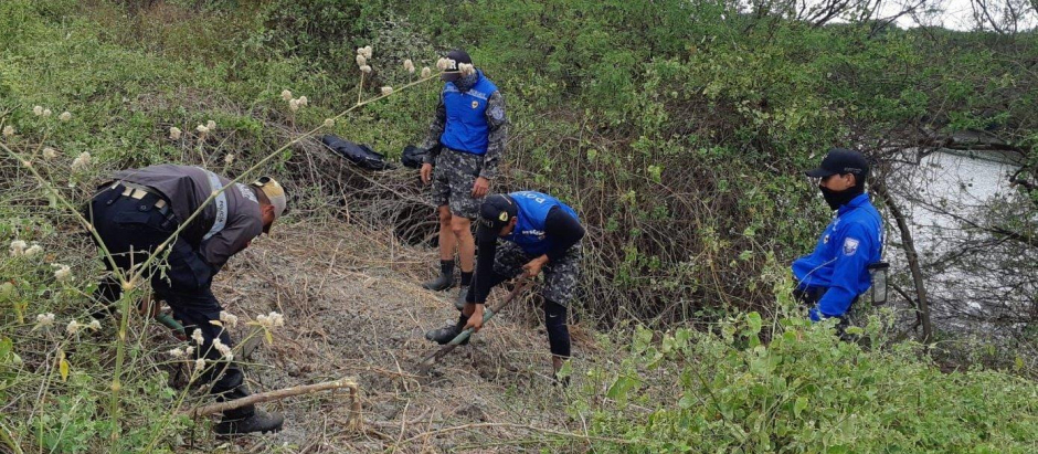 La Policía de Ecuador encontró en una fosa común los restos de seis personas desaparecidas