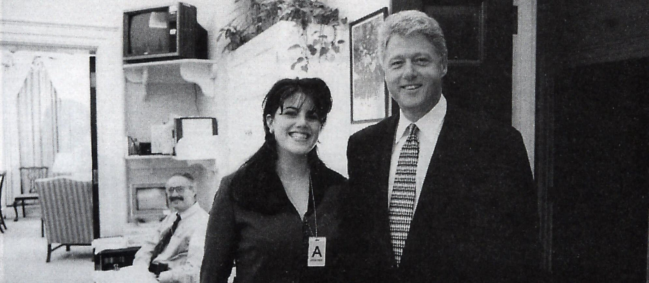 Foto oficial de la Casa Blanca, de noviembre de 1997, en la que aparece el Presidente Bill Clinton junto a Monica Lewinsky en el gabinete