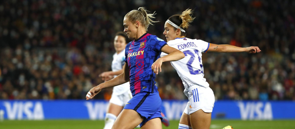 Los equipos femeninos de Barcelona y Real Madrid, en un partido de la pasada temporada