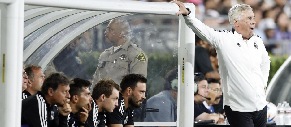 Carlo Ancelotti, en el banquillo, con todo su cuerpo técnico