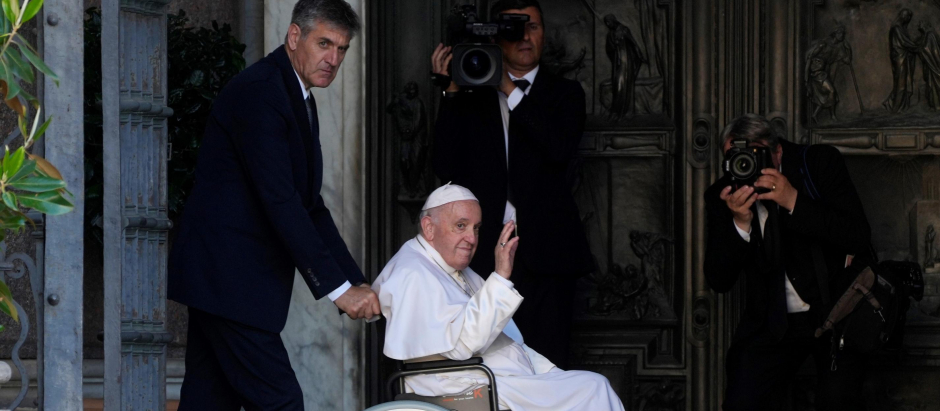 El enfermero del Papa será el anestesista que le atendió en la operación de 2021
