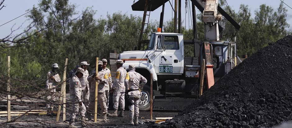 Militares mexicanos intentan rescatar a 10 mineros atrapados en una mina de Coahuila