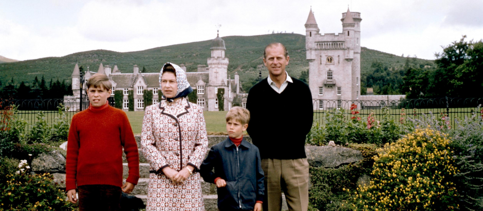 La Reina Isabel y el duque de Edimburgo, con sus hijos Andrés y Eduardo, en Balmoral en 1972