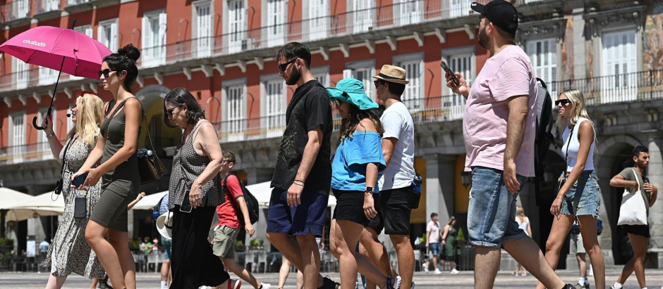 Un grupo de turistas pasea por la Plaza Mayor de Madrid, a finales de julio