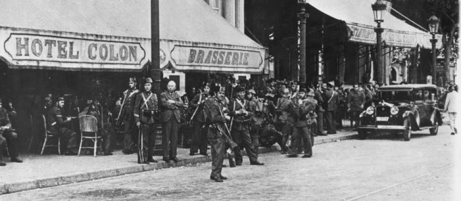Frente a un café, una fuerza de la Guardia Civil espera órdenes en la rebelión española durante la Guerra Civil, 30 de julio de 1936