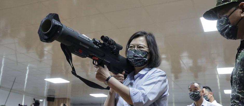 La presidenta de Taiwán Tsai Ing-wen caragando un lanzacohetes