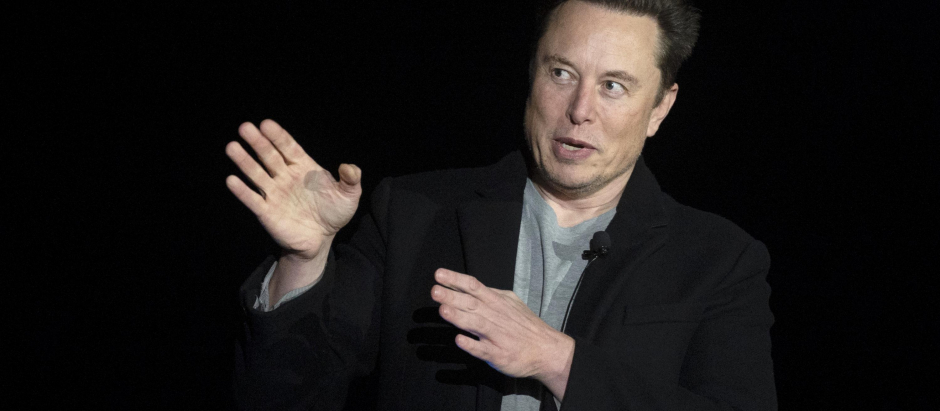 Elon Musk durante una conferencia en una imagen de febrero de 2022