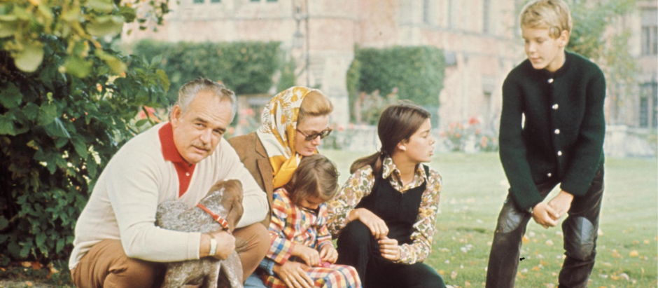 Raniero de Mónaco junto a Grace Kelly y sus hijos la princesa Carolina de Mónaco, el príncipe Alberto y la princesa Estefanía