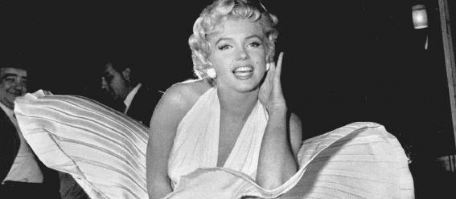 Marilyn Monroe posa sobre el  famoso respiradero del metro durante el rodaje de <i>La tentación vive arriba</i> en Nueva York