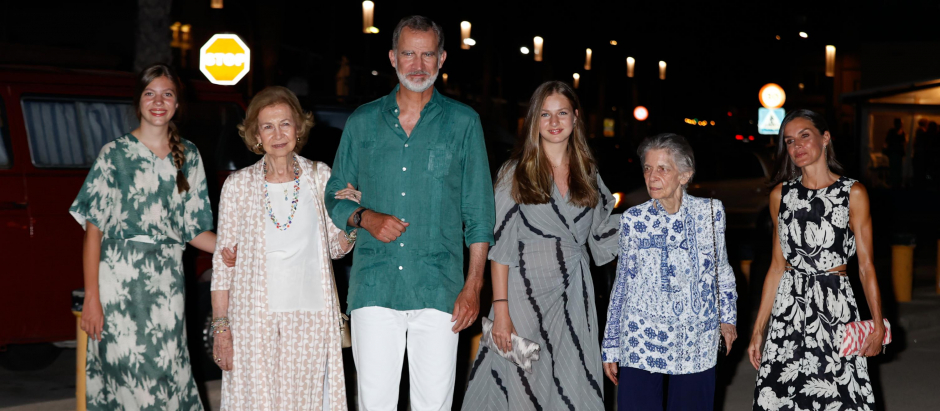 La Infanta Sofía, Doña Sofía, del brazo del Rey, la Princesa Leonor, Irene de Grecia y la Reina Letizia