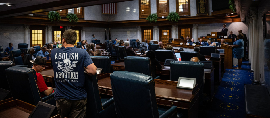 Un manifestante con una camiseta con el lema 'Abolir el aborto' en la cámara del Senado del estado de Indiana en el Capitolio.