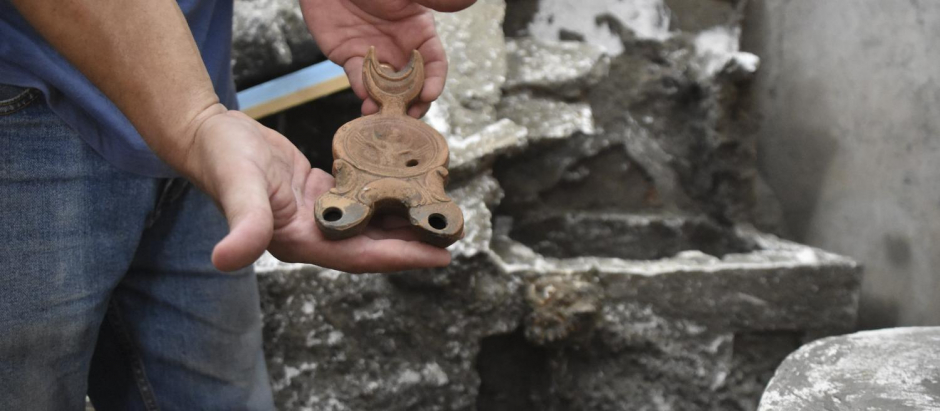 Los arqueólogos de Pompeya, la ciudad romana sepultada por la erupción del Vesubio en el año 79 d.C, excavan una serie de apartamentos propios de la «clase media»