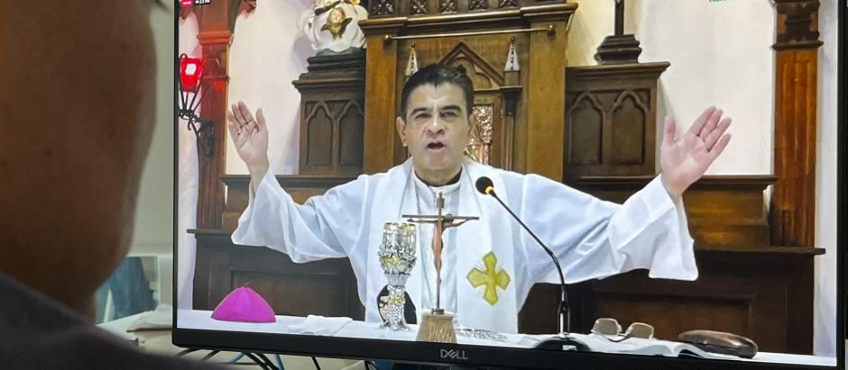 Un feligrés sigue la misa oficiada por monseñor Rolando Álvarez a través de Facebook