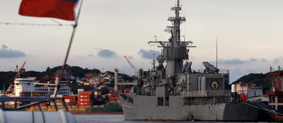La fragata de la clase Chi Yang de la Armada de Taiwán, Ning Yang (FFG-938), está anclada en un puerto en la ciudad de Keelung