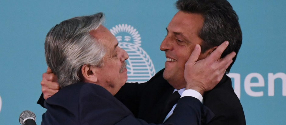 Eufórico, el presidente de Argentina Alberto Fernández (Iz.) saluda al nuevo ministro de Economía, Sergio Massa, tras ser juramentado