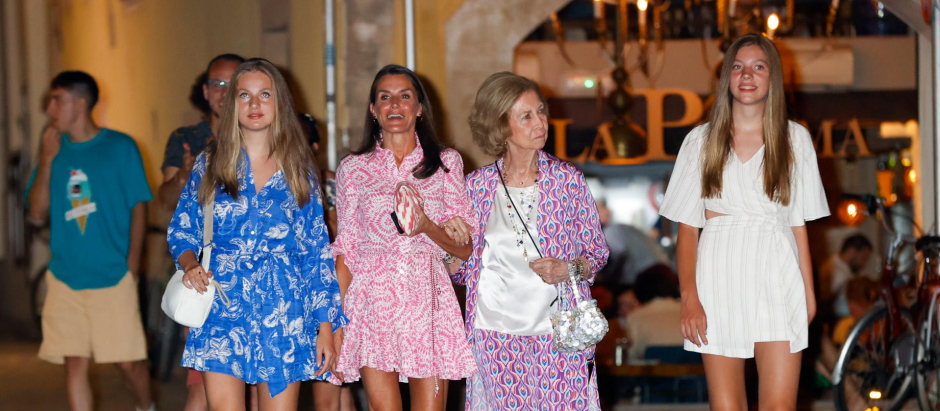 La Reina Letizia, junto a la Reina Sofía, la Princesa Leonor y la Infanta Sofía en Palma de Mallorca el pasado domingo