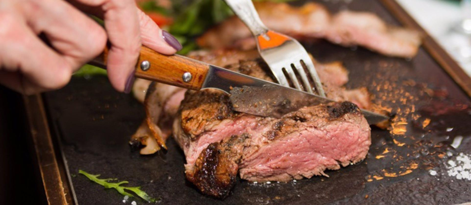Relaciona el consumo de carne roja, el microbioma intestinal y las enfermedades cardiovasculares