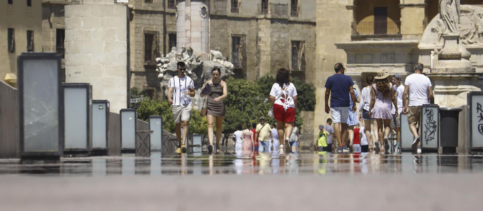 Turistas paseando por Córdoba