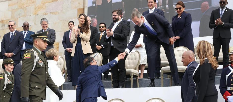 El Rey Felipe VI, saludando al ahora ya nuevo presidente colombiano, Gustavo Petro, antes de sentarse durante la ceremonia de transmisión del mando presdiencial