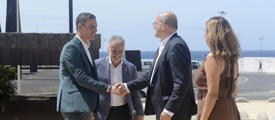 El presidente del Gobierno, Pedro Sánchez (i), se reúne este lunes en Lanzarote con socialistas canarios