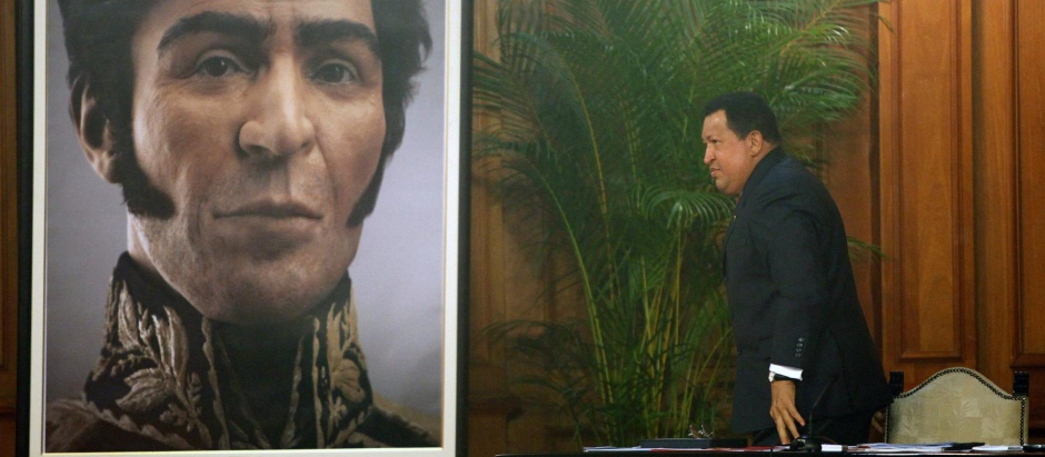 Hugo Chávez ante la reconstrucción del rostro de Simón Bolívar en su despacho en Venezuela