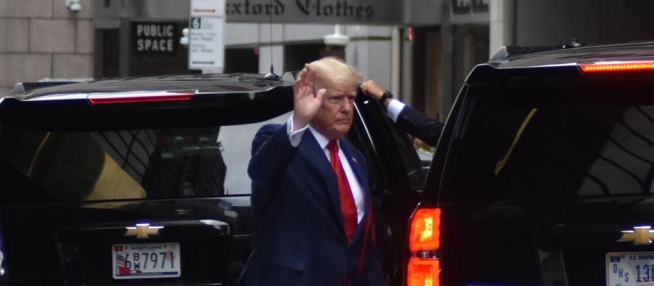 Donald J. Trump parte de la Torre Trump hacia la oficina de la Fiscal General