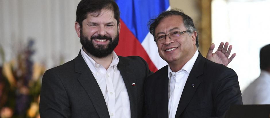El presidente de Chile, Gabriel Boric (Iz) y el presidente de Colombia, Gustavo Petro