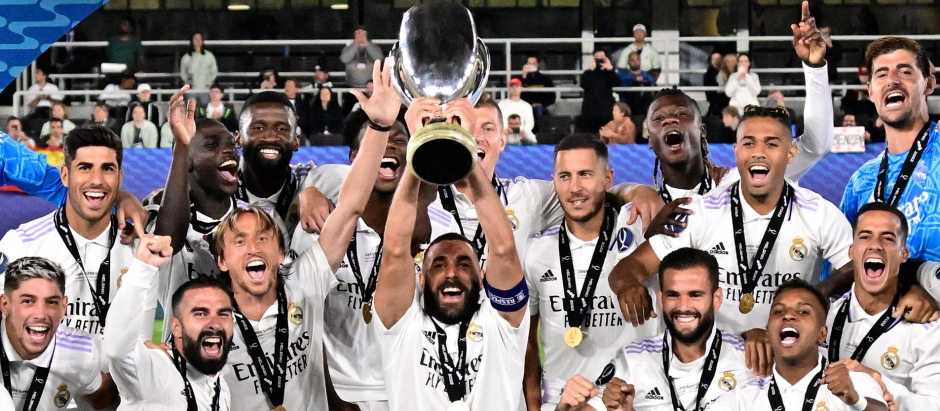 Benzema, en primer plano, levanta la Supercopa de Europa, su primer título como primer capitán del club