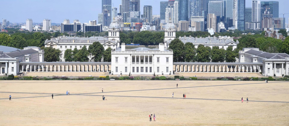 Varias personas caminan por un terreno reseco en el parque de Greenwich en Londres