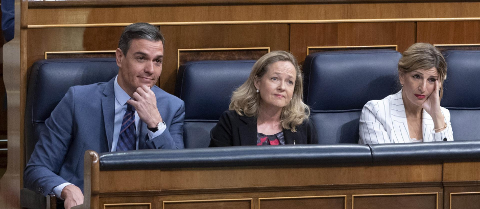 Los fondos europeos no sirven de momento para reactivar la economía como habían vendido Pedro Sánchez y Nadia Calviño. En la imagen, con Yolanda Díaz.