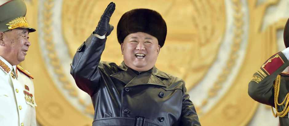 El dictador norcoreano, Kim Jong Un junto a sus mandos militares