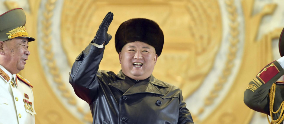 El dictador norcoreano, Kim Jong Un junto a sus mandos militares
