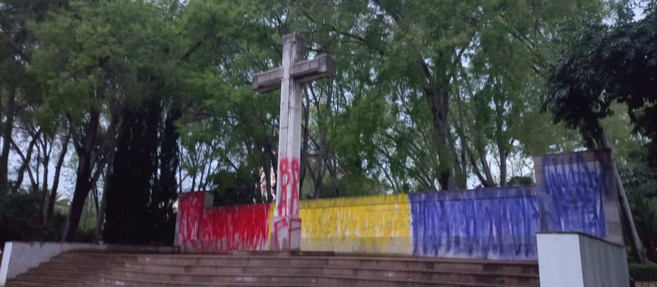 El pasado 14 de abril, la cruz del parque de Ribalta apareció pintada con los colores de la bandera republicana
