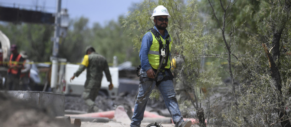 Varios operarios y militares participan de las labores de rescate de los 10 mineros atrapados en una mina de Coahuila